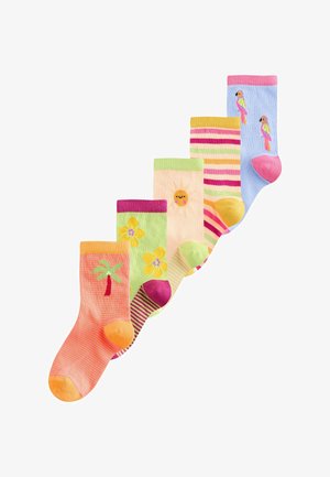 Pięć kolorowych skarpetek dziecięcych ułożonych ukośnie, ozdobionych motywami palmy, żółtych kwiatów, uśmiechniętego słońca, pasków i różowych papug.