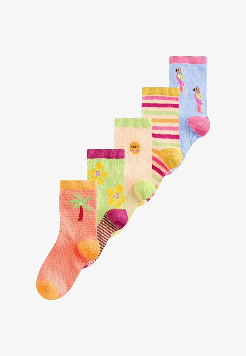 Cinco calcetines infantiles coloridos dispuestos en diagonal, con motivos de una palmera, flores amarillas, sol sonriente, rayas y loros rosas.