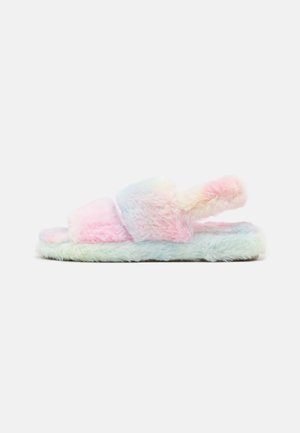Blød pastel-farvet åben-tå tøffel med to brede remme og en bagrem, vist fra siden på en hvid baggrund.