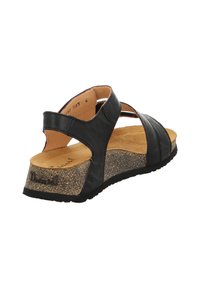 Schwarze Leder-Wedge-Sandale mit überkreuzten Riemen, einer korkartigen Texturplattform und einer glatten, hellbraunen Innensohle. Wird an der Ferse befestigt für zusätzlichen Halt.