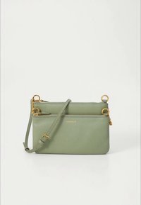Zelená kožená kabelka přes rameno s texturovaným povrchem, zlatým kováním a odnímatelným popruhem. Má dvě kapsy na zip pro ukládání.