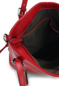 Rode leren handtas met een gestructureerde afwerking, voorzien van een ruime binnenkant en een ritsvak, gedetailleerd met zilveren hardware accenten.