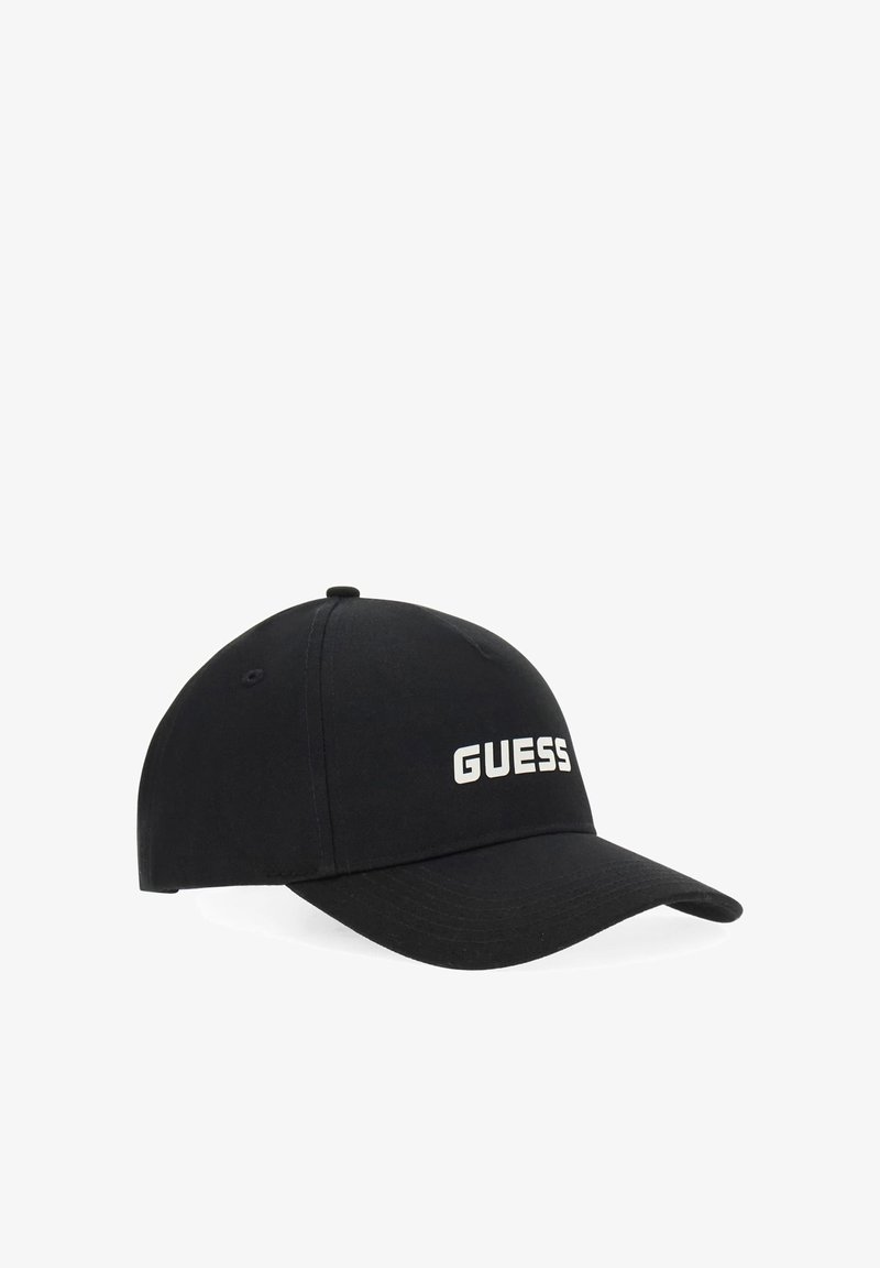 Casquette de baseball noire avec visière incurvée et logo blanc "GUESS" centré sur le panneau avant sur fond blanc.