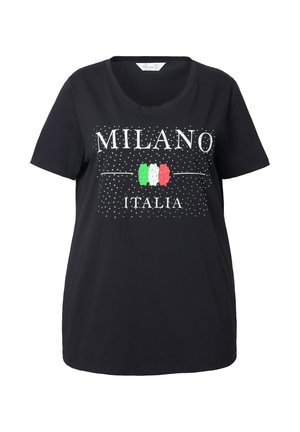 Camiseta de algodón negra con el texto blanco "MILANO ITALIA", acentuada con un gráfico de la bandera italiana tricolor y embellecida con tachuelas plateadas.