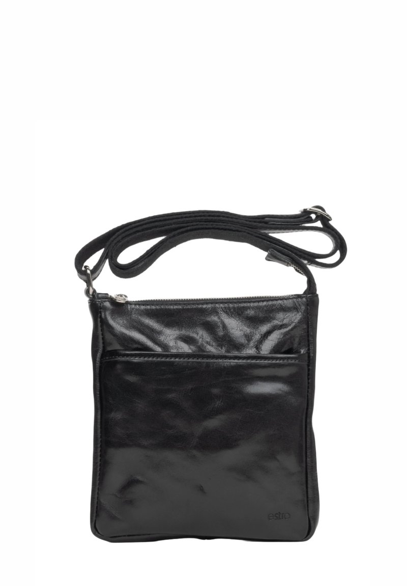 Czarna skórzana torba na ramię z gładką fakturą, główną komorą z zamkiem błyskawicznym oraz zewnętrzną kieszenią z przodu. W zestawie regulowany pasek.
