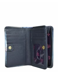 Zwarte leren portemonnee met een textuurafwerking, meerdere kaartsleuven, een doorzichtige ID-pocket en een interieur met een donker bloemenpatroon. Gouden drukknoopsluiting.