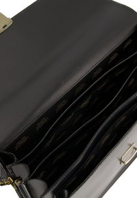 Schwarze Lederhandtasche mit mehreren Fächern, goldener Hardware und glatter Textur. Innen mit VENEZA-geblümtem Stoff ausgekleidet.