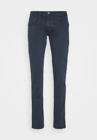 Mörkblå denimjeans med slim fit, utrustade med fem fickor, bältesöglor och en metallknappslås vid midjan. Slen yta.