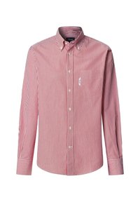 Chemise à rayures verticales rouge et blanche à manches longues, avec un col boutonné, une poche poitrine avant et des boutons blancs au centre.