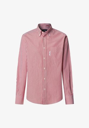 Camisa de manga larga a rayas verticales rojas y blancas con cuello abotonado, bolsillo en el pecho delantero y botones blancos en el centro.