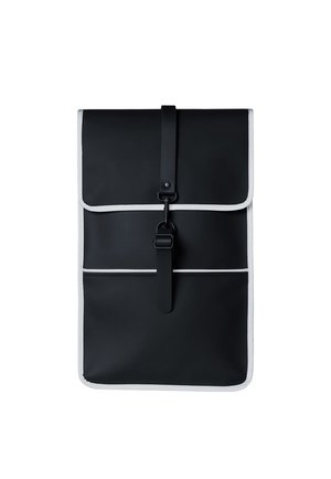 Schwarzer rechteckiger Rucksack mit weißer Einfassung, Frontklappe mit vertikalem Riemen und Schnalle gesichert und eine horizontale Tasche unter der Klappe.