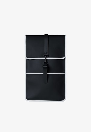 Sac à dos rectangulaire noir avec un bord blanc, rabat avant sécurisé par une sangle verticale et une boucle, et une poche horizontale sous le rabat.