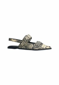 Slingback schoenen met een slangenprint in beige en zwart, met zilveren draaiwielaccenten en een plat zwarte zool.