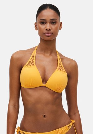 Top de bikini amarillo con copas triangulares, tela suave, detalles de crochet en las tirantes y cierre ajustable tipo lazo en la parte posterior.