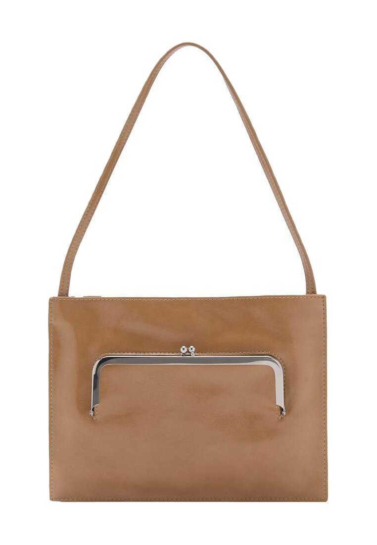 Sac à main en cuir marron avec une texture lisse, de forme rectangulaire, et un accent en métal argenté sur le devant. Bandoulière unique.