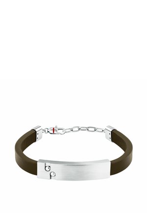 Bracciale da uomo con cinturino in pelle marrone, piastra metallica rettangolare spazzolata in argento e chiusura a catena regolabile in argento.