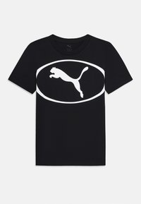 La camiseta de algodón negra presenta un gran logotipo de un gato saltando en blanco dentro de un óvalo. Diseño clásico de cuello redondo. Textura suave, mangas cortas.