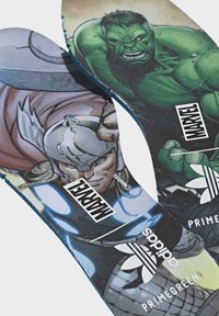 Wkładki do butów z postaciami Marvela: Thor i Hulk, wykonane z tkaniny o żywych kolorach, z logo i szczegółowymi grafikami.