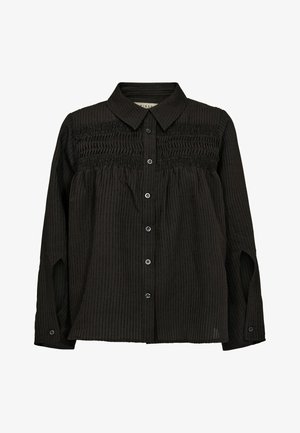 Črna srajca na gumbe iz teksturiranega materiala z navpičnimi črtami, ki ima nabran ovratnik in dolge rokave z gumbi na manšetah.