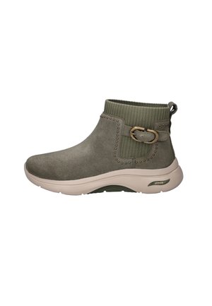 Olijfgroene enkellaars met geribde gebreide boord, decoratieve gespband en beige gevoerde zool met label ArchFit.
