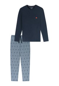 Marineblauw langemouwen shirt met een klein rood logo, gecombineerd met lichtgrijze broek met een donkere patroon. Katoenen stof, relaxed fit.