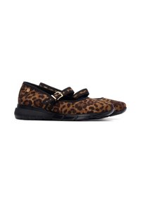 Zapatos planos de estampado de leopardo con acentos en negro, presentan una puntera redonda, doble correa con hebilla y una suela de goma negra texturizada.