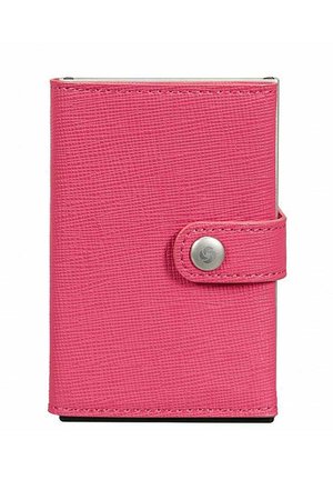 Portafoglio compatto rosa con texture e chiusura a scatto sul lato destro, mostrato su sfondo bianco.