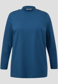 Plavi dugi rukav turtleneck s teksturiranim materijalom, s gumbima na jednom ramenu i ravnim krojem.