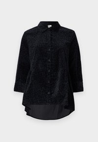 Chemise noire à manches longues, boutonnée, avec un motif léopard subtil, col, et ourlet asymétrique.