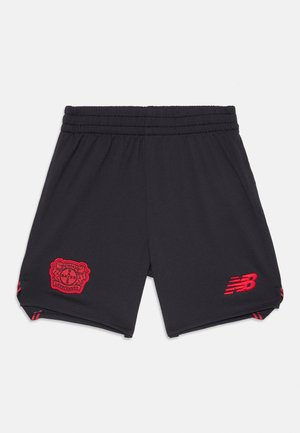 Zwarte sportieve shorts met een elastische tailleband, voorzien van een rood geborduurd logo en accenten, een gestructureerde stof en zijsplitten voor bewegingsvrijheid.