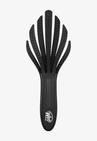 Spazzola per capelli in plastica nera con setole flessibili a larghe distanze, impugnatura testurizzata e logo alla base, progettata per districare.