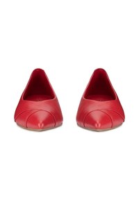 Červené kožené baleríny s špičatou špičkou, s omotaným designem vpředu a hladkým povrchem. Minimalistický styl a plochá podrážka.