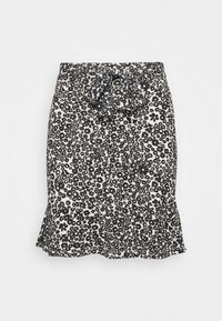 Zwart-witte bloemenrok met een aansluitende taille, strikdetail en een uitlopende zoom. Heeft een bloemenprint over de hele stof op een lichte achtergrond.