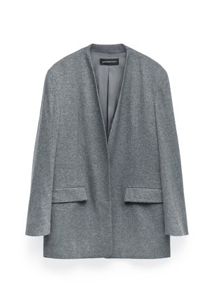 Grå ullblazer med en mjuk textur, öppen fram, långa ärmar och sidfickor. Har en minimalistisk design och en något oversize form.