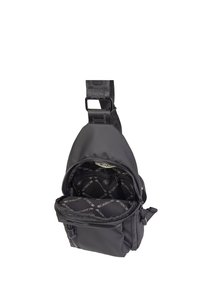 Borsa a tracolla nera realizzata in nylon testurizzato, con una silhouette curva e un compartimento con zip foderato con motivo logo.