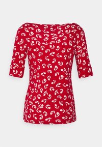 Röd t-shirt med båtformad halsringning och trekvartsärmar, med ett vitt blommönster över hela. Mjuk, elastisk tyg.