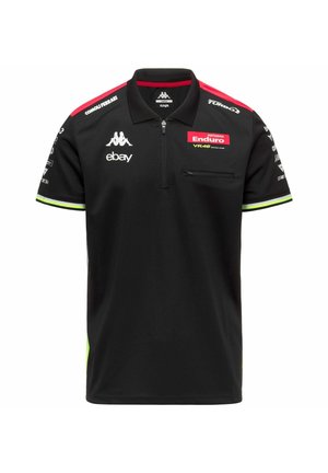 Polo nera a maniche corte con colletto con zip, caratterizzata da accenti rossi, loghi e dettagli riflettenti verdi sulle maniche e sul lato.