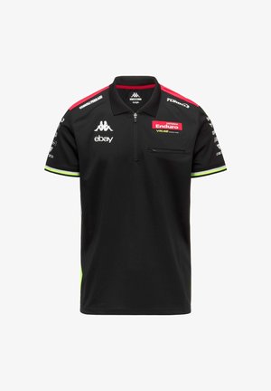 Polo nera a maniche corte con colletto con zip, caratterizzata da accenti rossi, loghi e dettagli riflettenti verdi sulle maniche e sul lato.