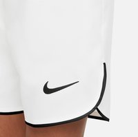 Witte sportieve shorts met zwarte accenten, voorzien van een opvallend zwart Nike-logo aan de onderlinkerkant en contrasterende stiksels langs de zoom.