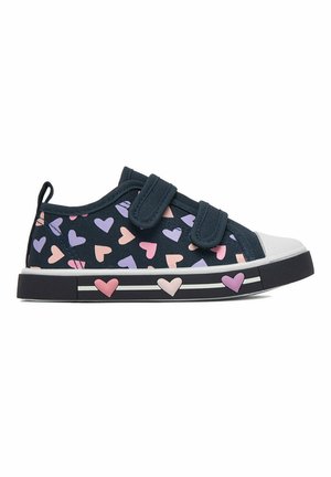 Zapatilla infantil azul marino con corazones en rosa, púrpura y durazno, doble cierre de velcro, puntera blanca y suela negra decorada con corazones.