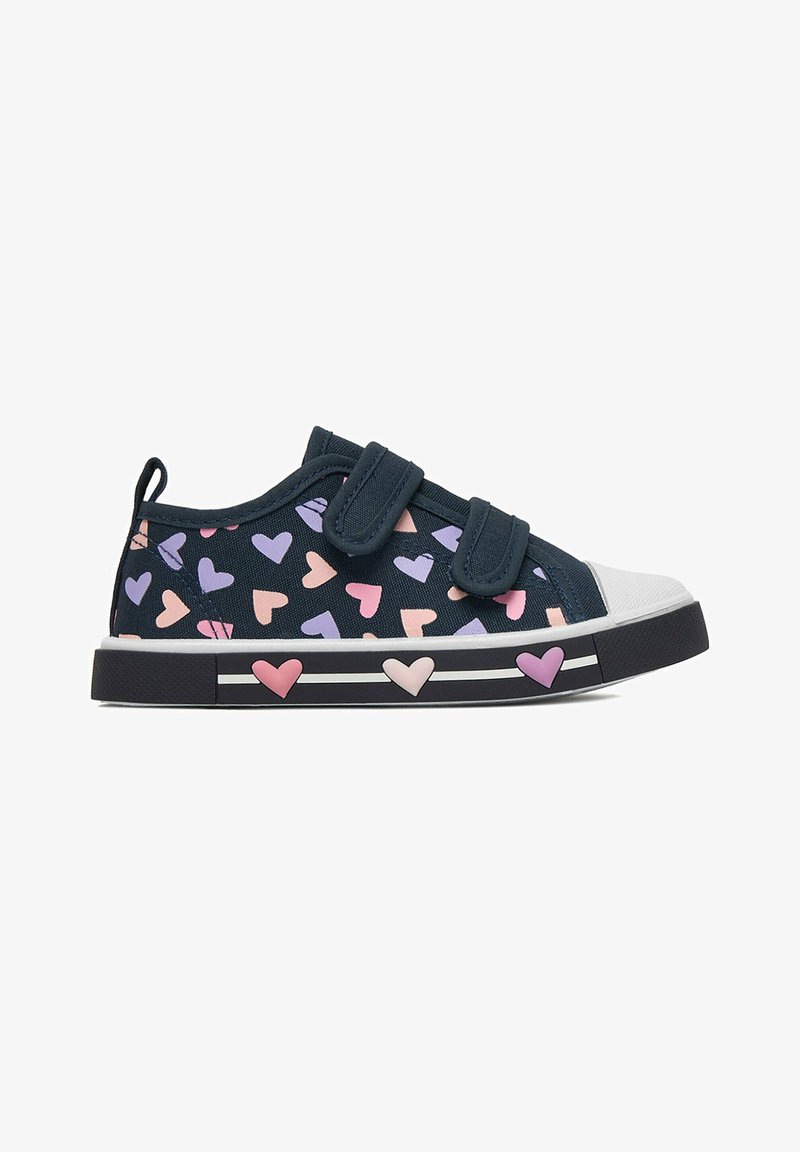 Marineblauer Kindersneaker mit pinkfarbenen, lila und pfirsichfarbenen Herzen, doppelten Klettverschlüssen, weißer Zehenkappe und schwarzer Sohle mit Herzdekoration.