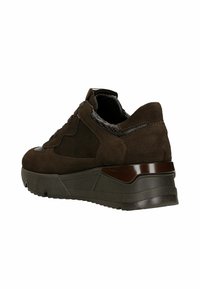 Sneaker in suede marrone con un'accoppiatura in pelle nera testurizzata sul tallone. Presenta un colletto imbottito e una suola spessa e a contrasto.