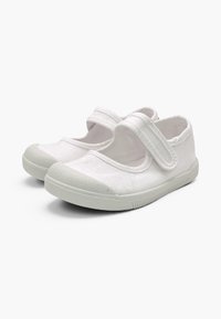 Paire de chaussures Mary Jane en toile blanche avec semelles en caoutchouc et bandes velcro, adaptées aux enfants.