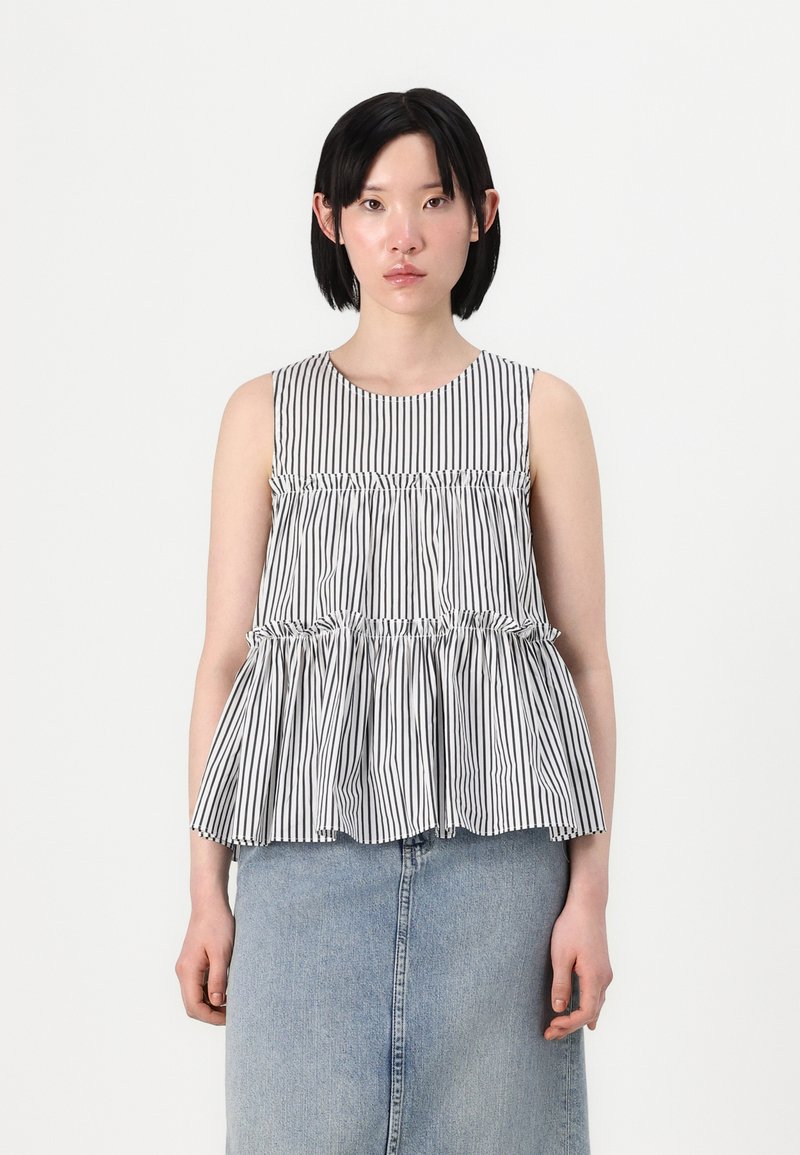 Débardeur rayé sans manches en noir et blanc, avec une taille froncée et un ourlet évasé, fabriqué en tissu léger.