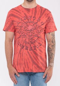 Paradiso Clothing AVENGED SEVENFOLD PENT UP DIP DYE - Print T-shirt - red