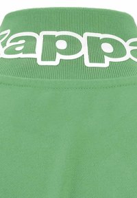 Tessuto verde con texture e colletto a coste. Presenta un audace logo "Kappa" bianco sul retro, che dimostra un design sportivo.