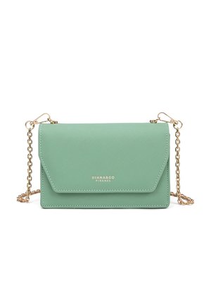 Grüne Kunstleder-Schultertasche mit einem goldenen Kettenriemen, dreieckigem Klappenverschluss und geprägtem Logo, geprägt von einer glatten Textur und minimalistischen Design.