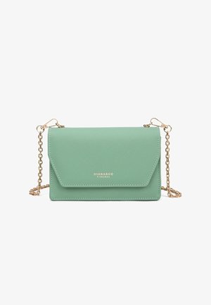 Borsa a spalla in ecopelle verde con tracolla a catena dorata, pattina triangolare e logo in rilievo, caratterizzata da una texture liscia e un design minimalista.