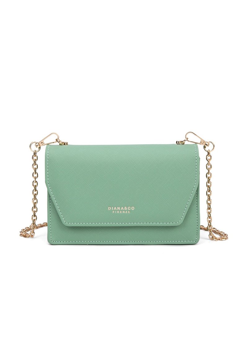 Borsa a spalla in ecopelle verde con tracolla a catena dorata, pattina triangolare e logo in rilievo, caratterizzata da una texture liscia e un design minimalista.