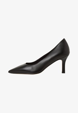 Escarpin en cuir noir à talon haut avec un bout pointu et un design épuré, présentant une texture lisse et un talon de 2,5 pouces.